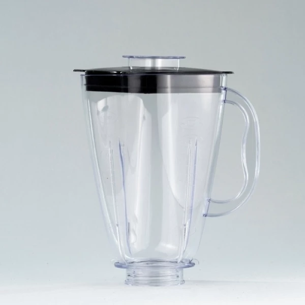 "Copo de liquidificador Oster comum cristal, acompanha tampa preta, resistente e prático."